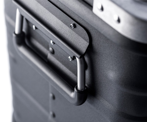 Robust aluminum handle. Riveted. Can hold 100 kg per handle.